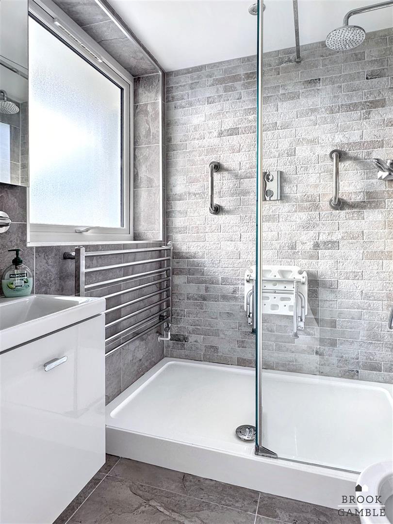 2 Bedroom Flat - Purpose Built. Compton Place Road in Eastbourne,  8